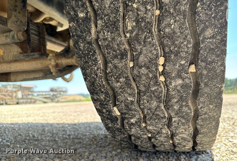 image for item EH4375 2002 International 9400i semi truck