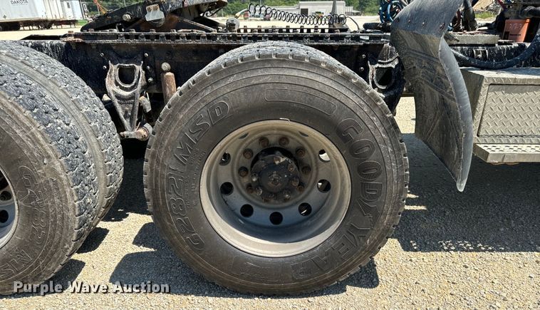 image for item EH4375 2002 International 9400i semi truck