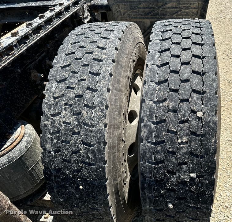 image for item EH4375 2002 International 9400i semi truck