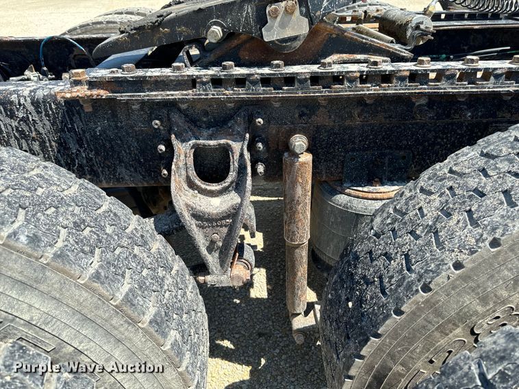 image for item EH4375 2002 International 9400i semi truck