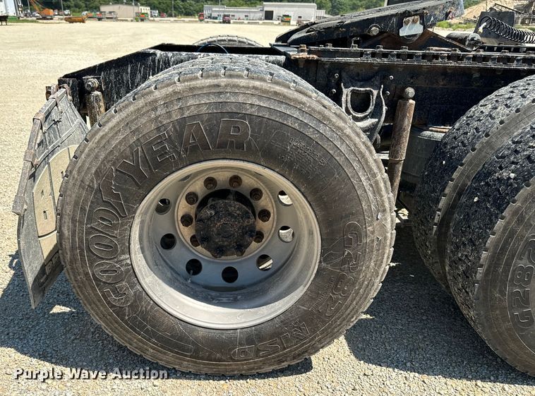 image for item EH4375 2002 International 9400i semi truck