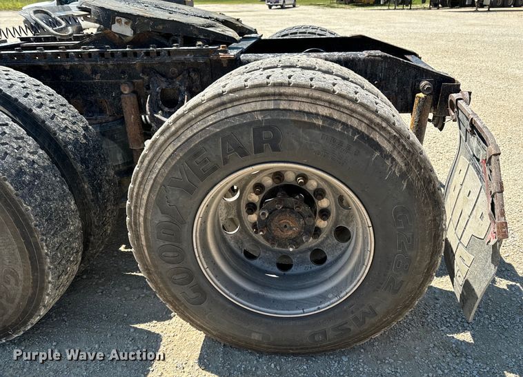 image for item EH4375 2002 International 9400i semi truck