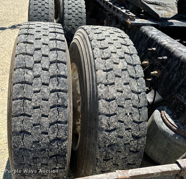 image for item EH4375 2002 International 9400i semi truck