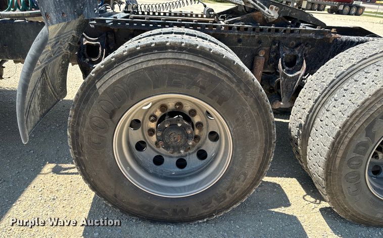 image for item EH4375 2002 International 9400i semi truck