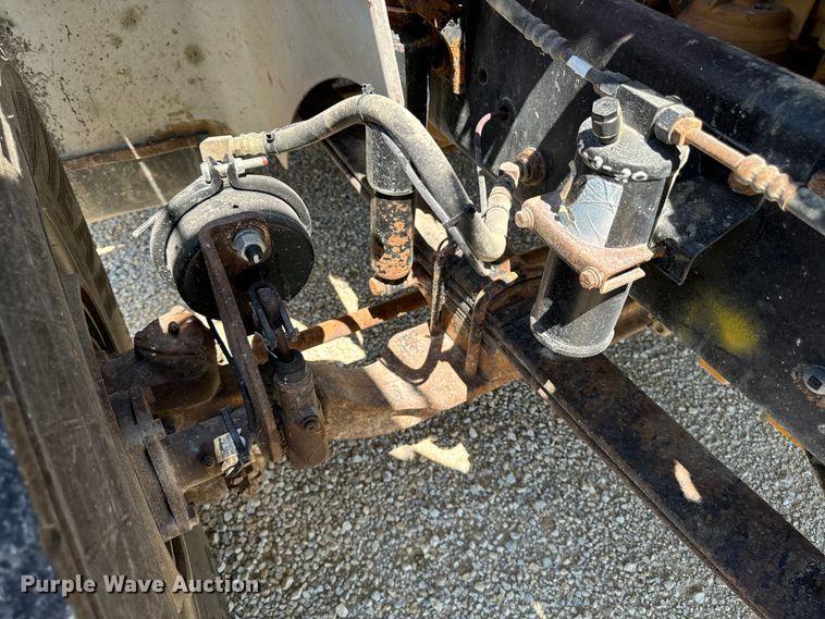 image for item EH4375 2002 International 9400i semi truck