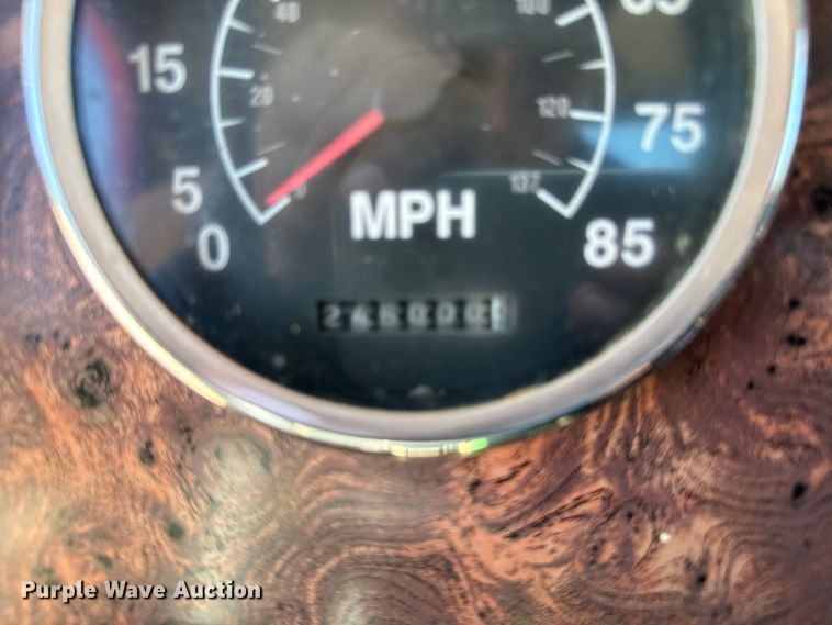 image for item EH4375 2002 International 9400i semi truck