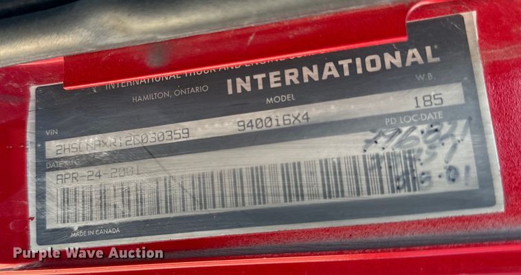 image for item EH4375 2002 International 9400i semi truck