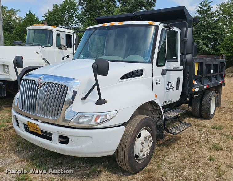 image for item EJ5792 2004 International 4200 dump truck