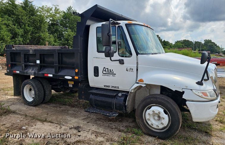 image for item EJ5792 2004 International 4200 dump truck
