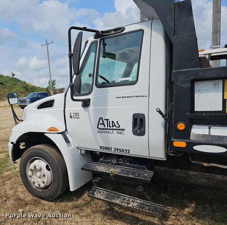 image for item EJ5792 2004 International 4200 dump truck