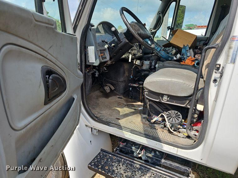 image for item EJ5792 2004 International 4200 dump truck