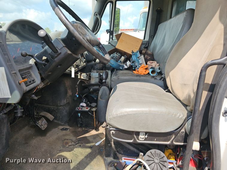 image for item EJ5792 2004 International 4200 dump truck