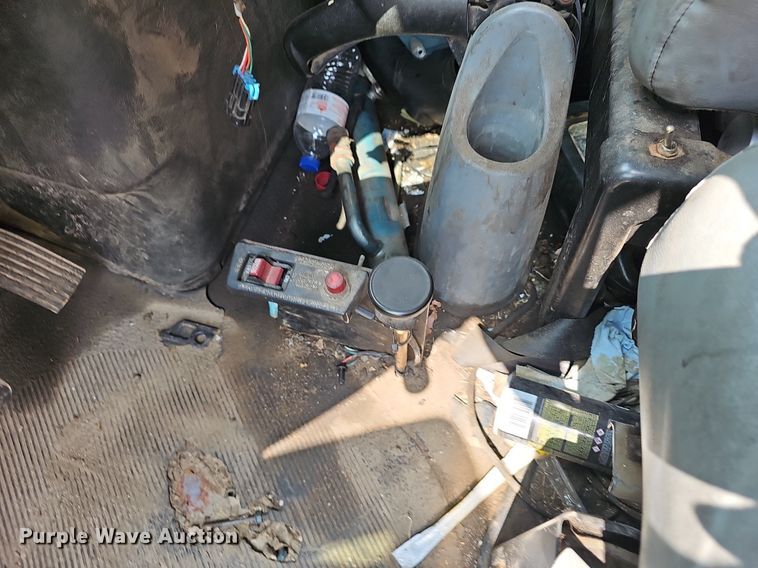 image for item EJ5792 2004 International 4200 dump truck