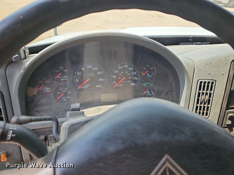 image for item EJ5792 2004 International 4200 dump truck