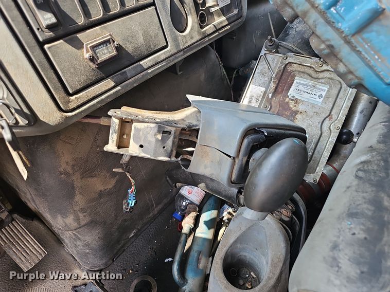 image for item EJ5792 2004 International 4200 dump truck