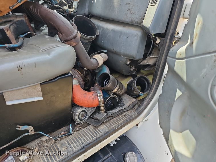 image for item EJ5792 2004 International 4200 dump truck