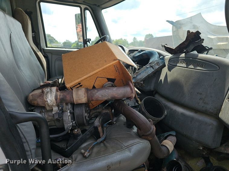 image for item EJ5792 2004 International 4200 dump truck