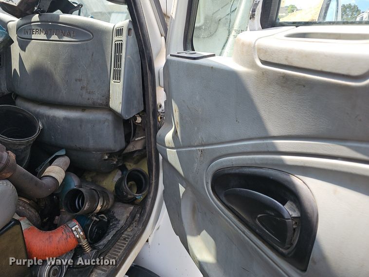 image for item EJ5792 2004 International 4200 dump truck