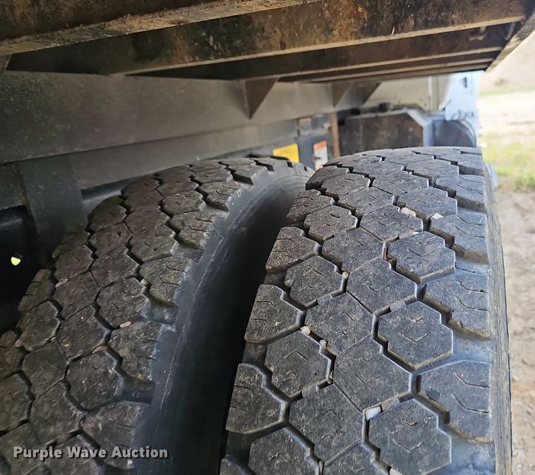 image for item EJ5792 2004 International 4200 dump truck