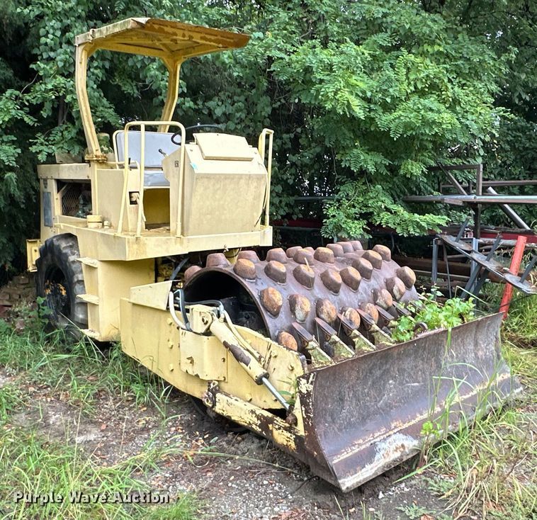 image for item EJ7119 Rayco  single drum vibratory roller