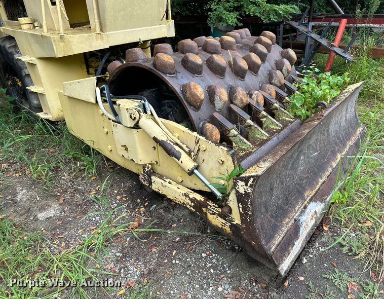 image for item EJ7119 Rayco  single drum vibratory roller