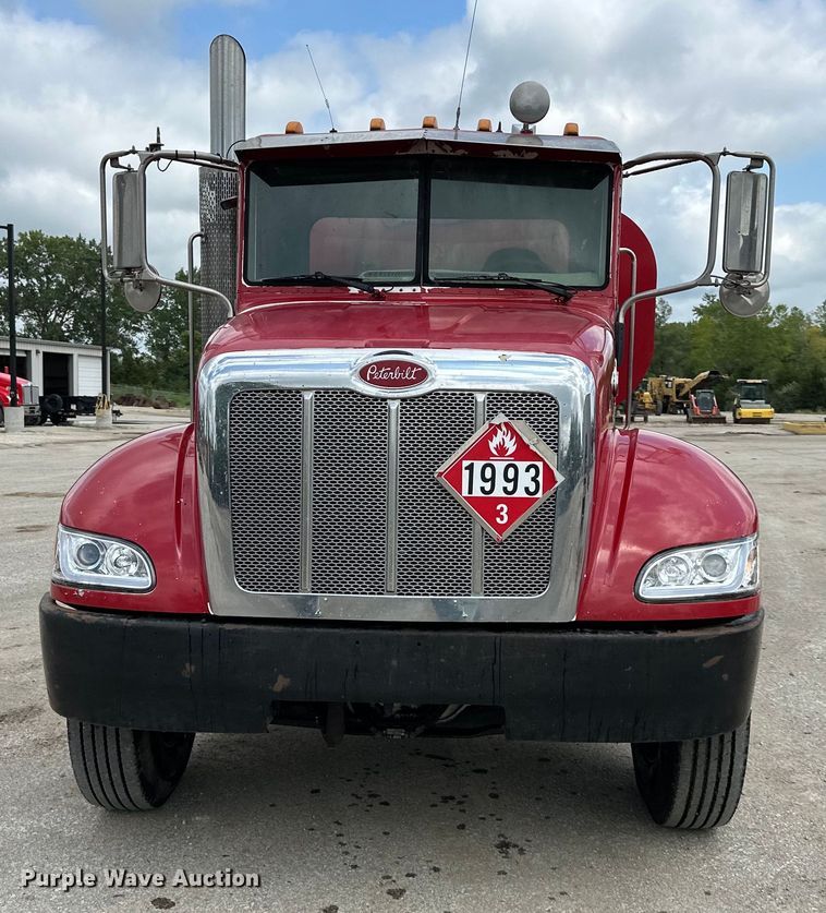 image for item EJ7131 2008 Peterbilt  335 fuel / lube truck