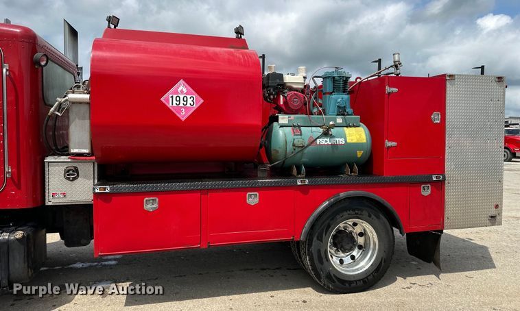image for item EJ7131 2008 Peterbilt  335 fuel / lube truck