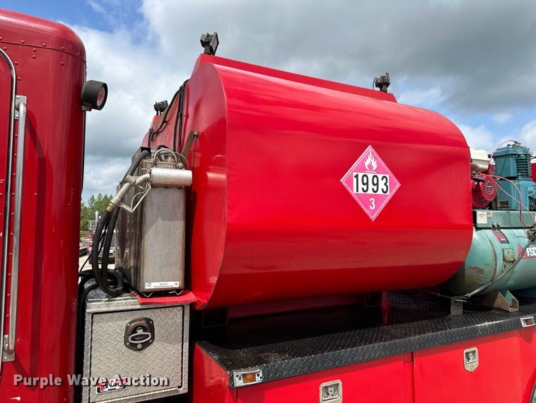 image for item EJ7131 2008 Peterbilt  335 fuel / lube truck