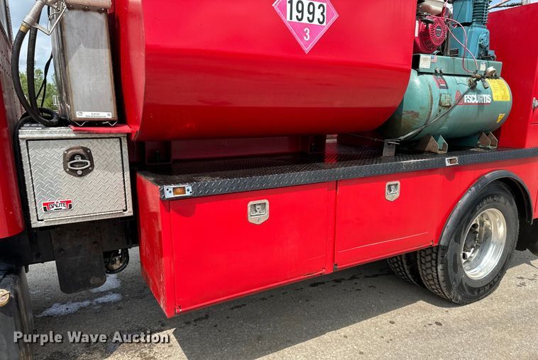 image for item EJ7131 2008 Peterbilt  335 fuel / lube truck