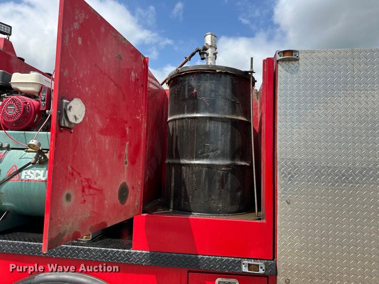 image for item EJ7131 2008 Peterbilt  335 fuel / lube truck