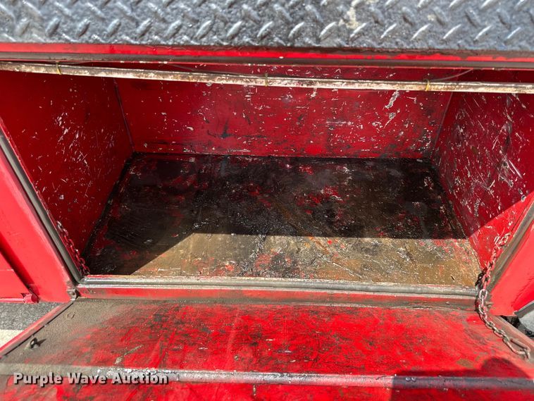 image for item EJ7131 2008 Peterbilt  335 fuel / lube truck