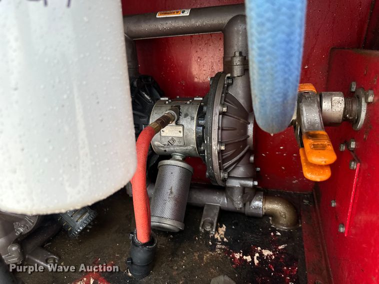 image for item EJ7131 2008 Peterbilt  335 fuel / lube truck