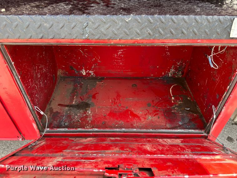 image for item EJ7131 2008 Peterbilt  335 fuel / lube truck