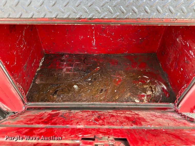 image for item EJ7131 2008 Peterbilt  335 fuel / lube truck