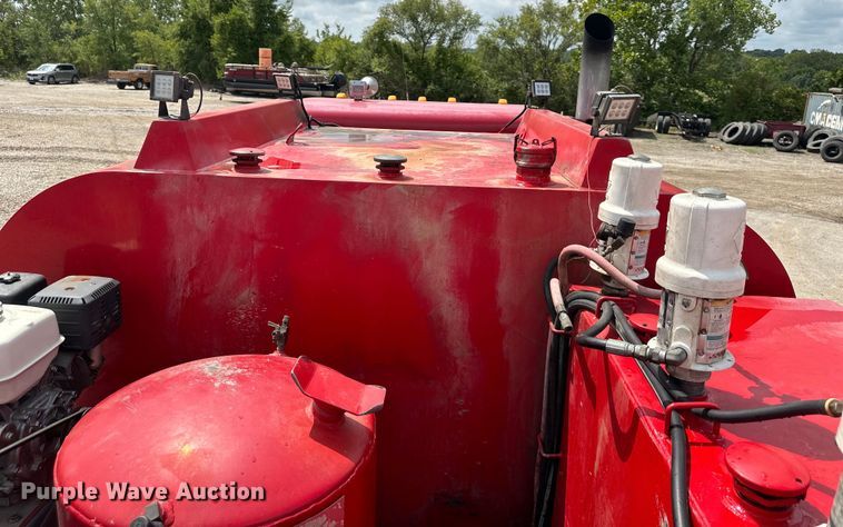 image for item EJ7131 2008 Peterbilt  335 fuel / lube truck