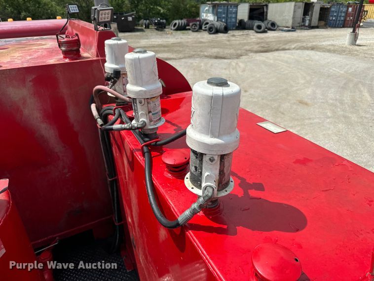 image for item EJ7131 2008 Peterbilt  335 fuel / lube truck