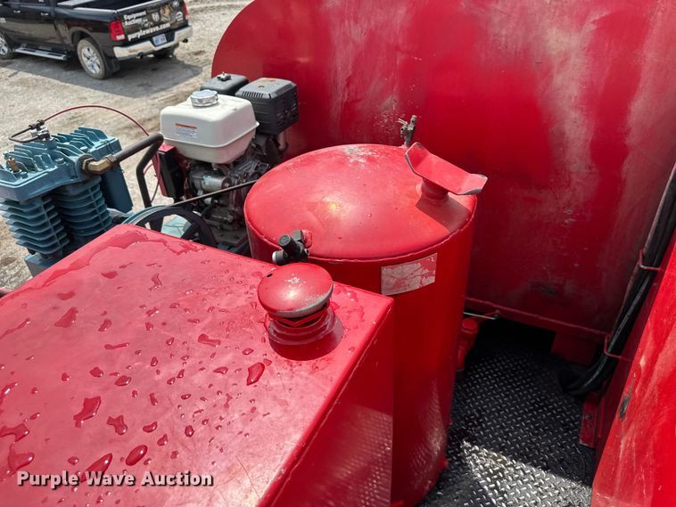 image for item EJ7131 2008 Peterbilt  335 fuel / lube truck