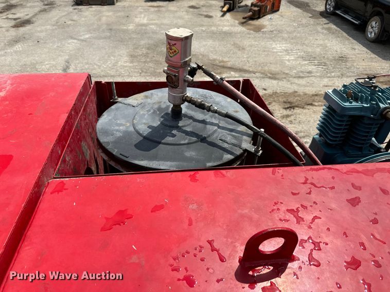 image for item EJ7131 2008 Peterbilt  335 fuel / lube truck