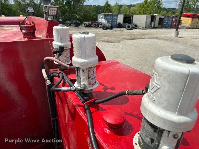 image for item EJ7131 2008 Peterbilt  335 fuel / lube truck