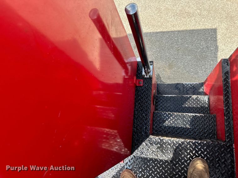 image for item EJ7131 2008 Peterbilt  335 fuel / lube truck