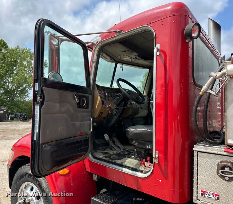 image for item EJ7131 2008 Peterbilt  335 fuel / lube truck