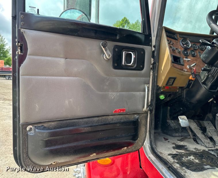 image for item EJ7131 2008 Peterbilt  335 fuel / lube truck