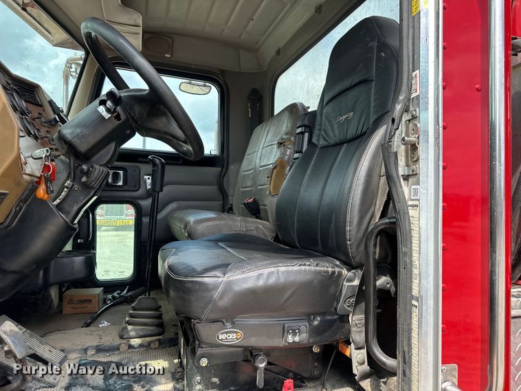 image for item EJ7131 2008 Peterbilt  335 fuel / lube truck