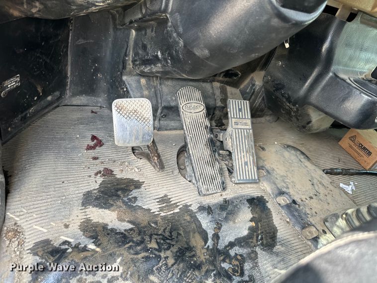 image for item EJ7131 2008 Peterbilt  335 fuel / lube truck