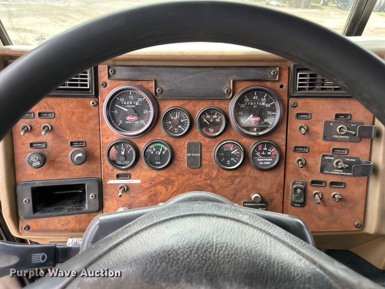 image for item EJ7131 2008 Peterbilt  335 fuel / lube truck