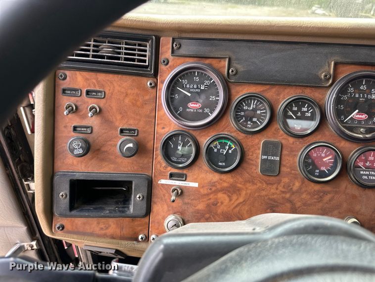 image for item EJ7131 2008 Peterbilt  335 fuel / lube truck