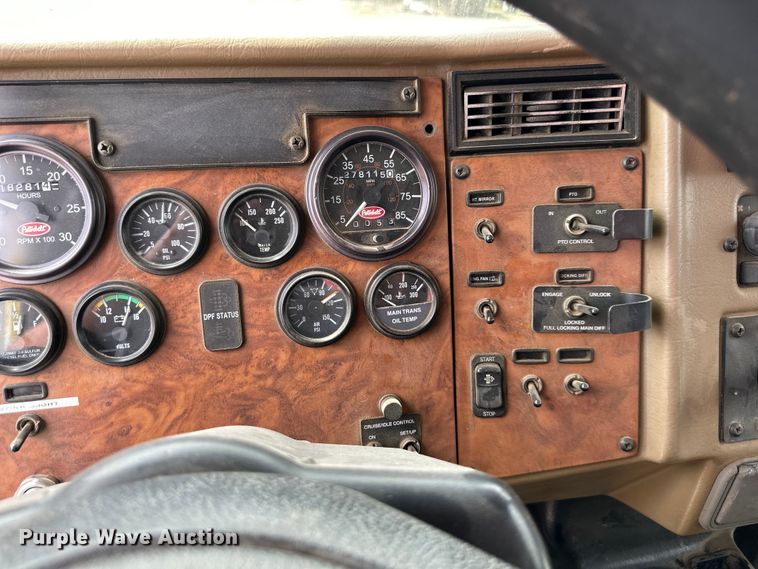 image for item EJ7131 2008 Peterbilt  335 fuel / lube truck