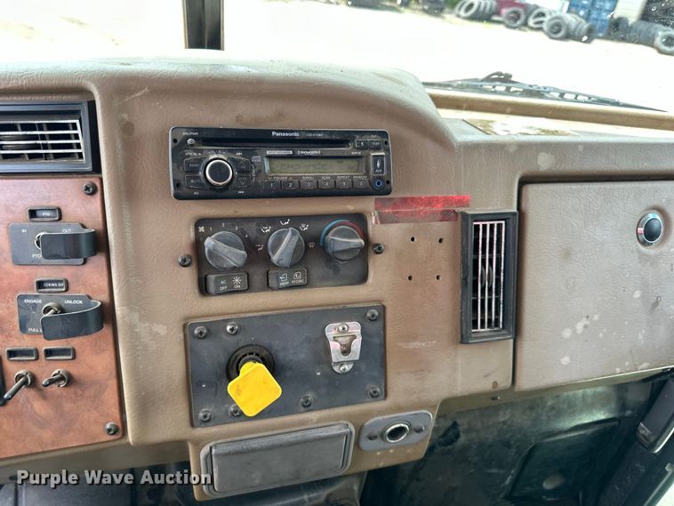 image for item EJ7131 2008 Peterbilt  335 fuel / lube truck