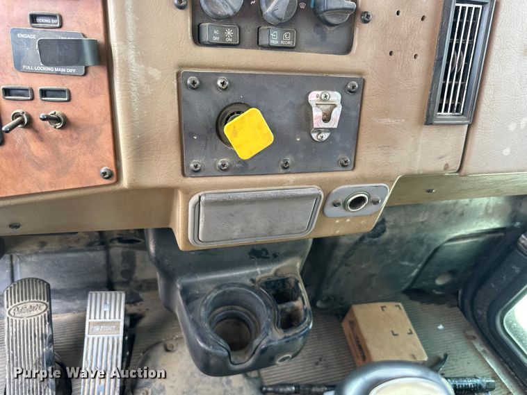 image for item EJ7131 2008 Peterbilt  335 fuel / lube truck