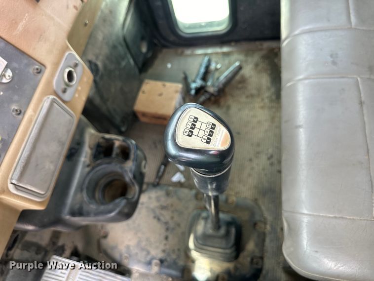 image for item EJ7131 2008 Peterbilt  335 fuel / lube truck